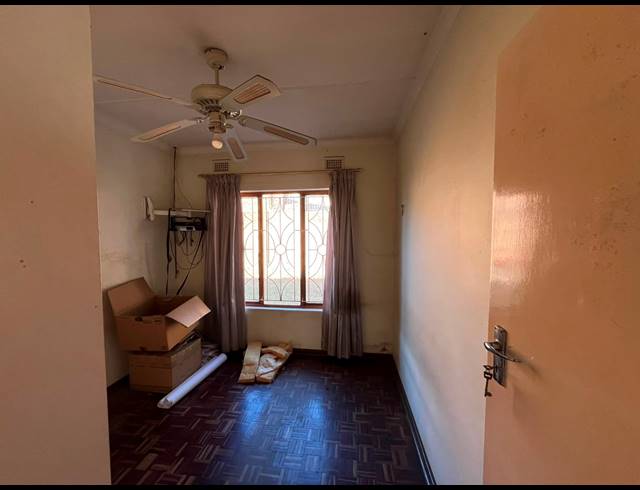 5 BEDROOM FREEHOLD FOR SALE IN BARNS